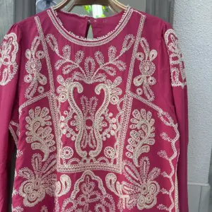 Camisa bordada fucsia